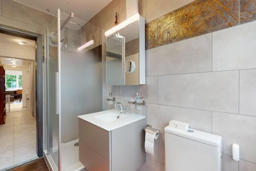 bad mit waschbecken, toilette, schminktisch, dusche, und spiegel