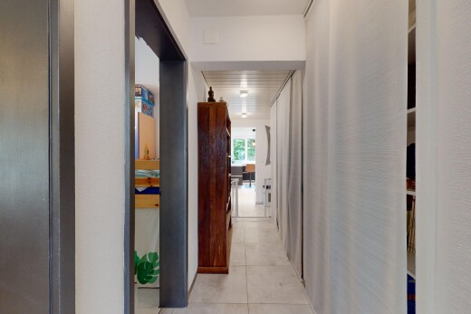 halle / korridor mit tile floor, fliesenboden, inside property, natural light, und natürliches licht