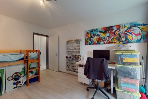 zimmer / schlafzimmer mit fernseher, inside property, drywall, gipskartonwand, und wood finish floor