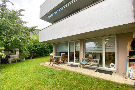 garten mit overcast, rasen, property visible, und terrasse