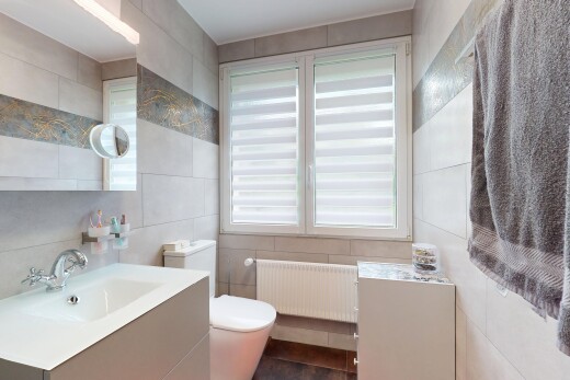 bad mit kühler, tile wall, fliesenwand, natural light, und natürliches licht