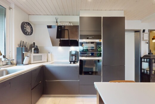 küche mit mikrowelle, inside property, holzdecke, wood ceiling, und gipskartonwand