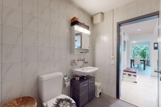 bad mit tile wall, fliesenwand, inside property, waschbecken, und spiegel