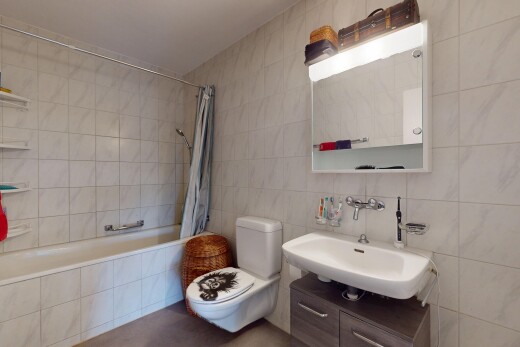 bad mit fliesenwand, tile wall, waschbecken, inside property, und toilette