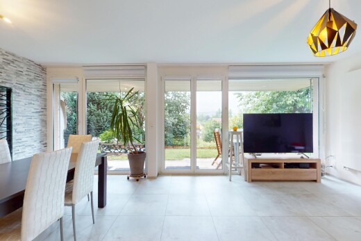 wohn- / esszimmer mit fernseher, natürliches licht, natural light, inside property, und fliesenboden