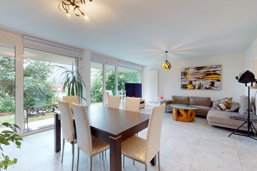 wohn- / esszimmer mit fernseher, natural light, natürliches licht, inside property, und drywall