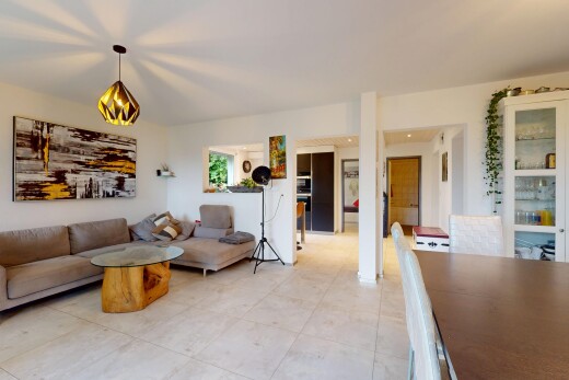 wohn- / esszimmer mit gipskartonwand, drywall, inside property, fliesenboden, und tile floor