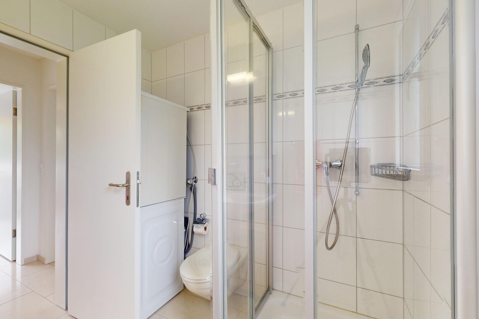 salle de bains avec salle de bain complète, toilette, sol en carrelage, et douche