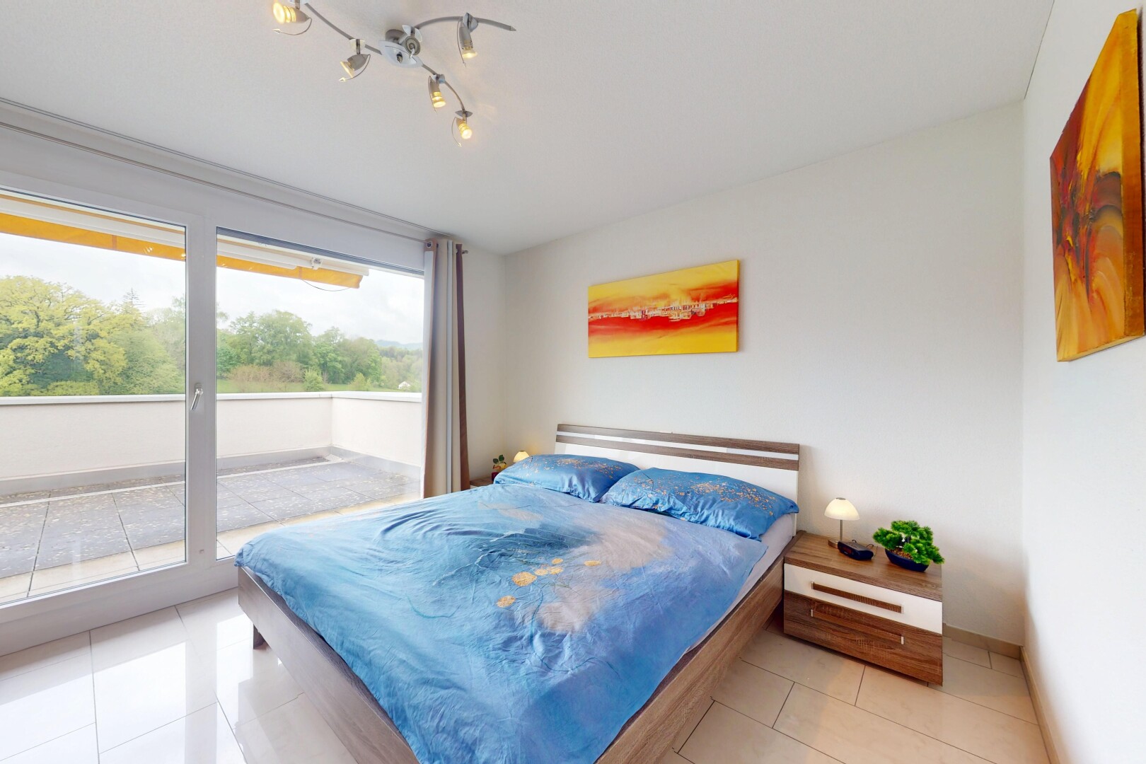 chambre avec cloison sèche, sol en carrelage, lumière naturelle, et plinthes murales