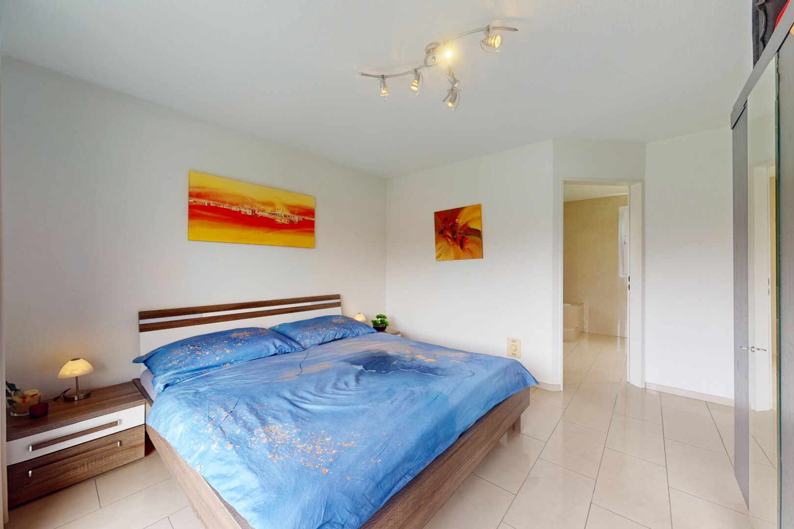 chambre avec cloison sèche et sol en carrelage