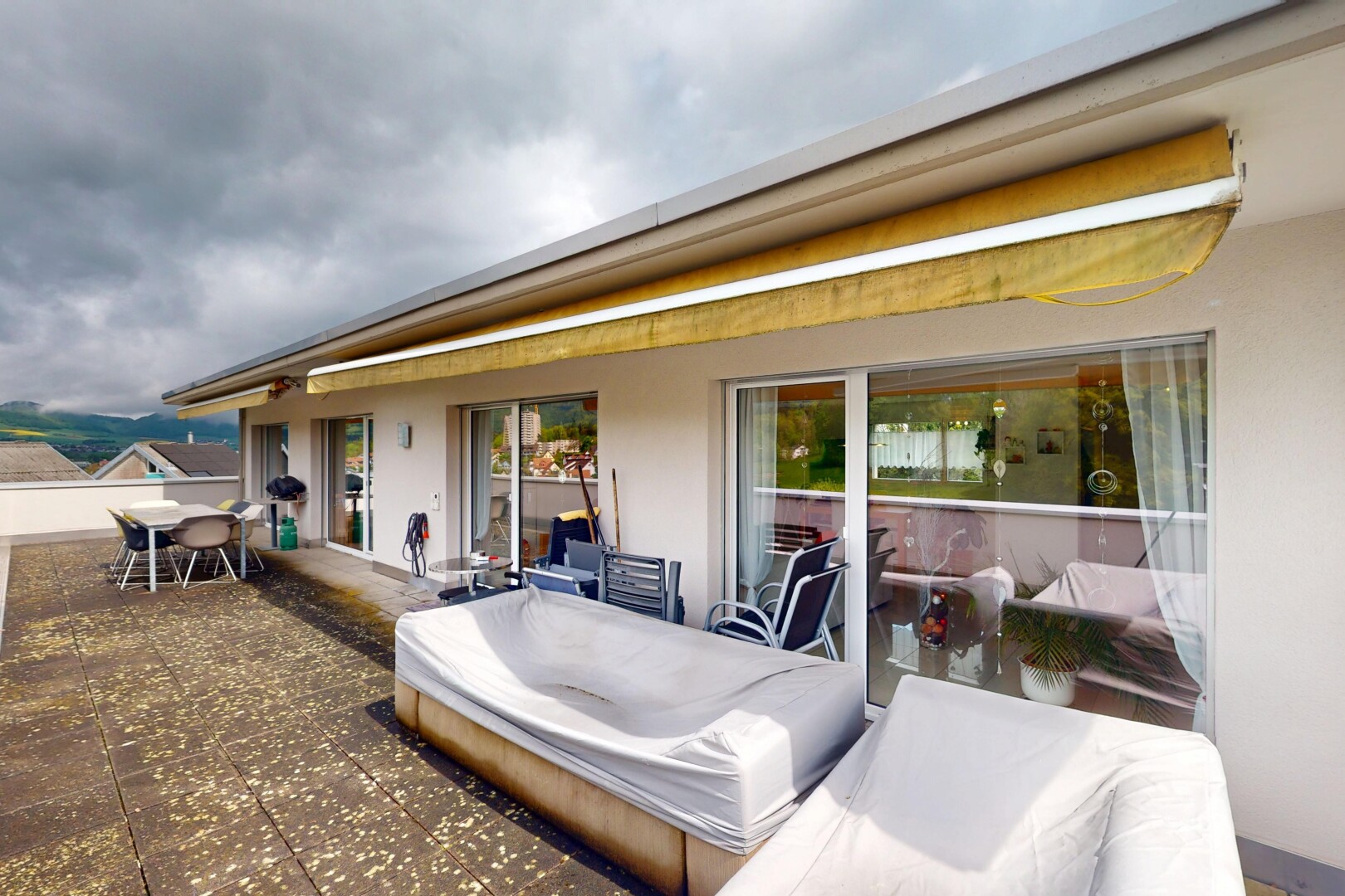 terrasse avec terrasse et coin repas extérieur