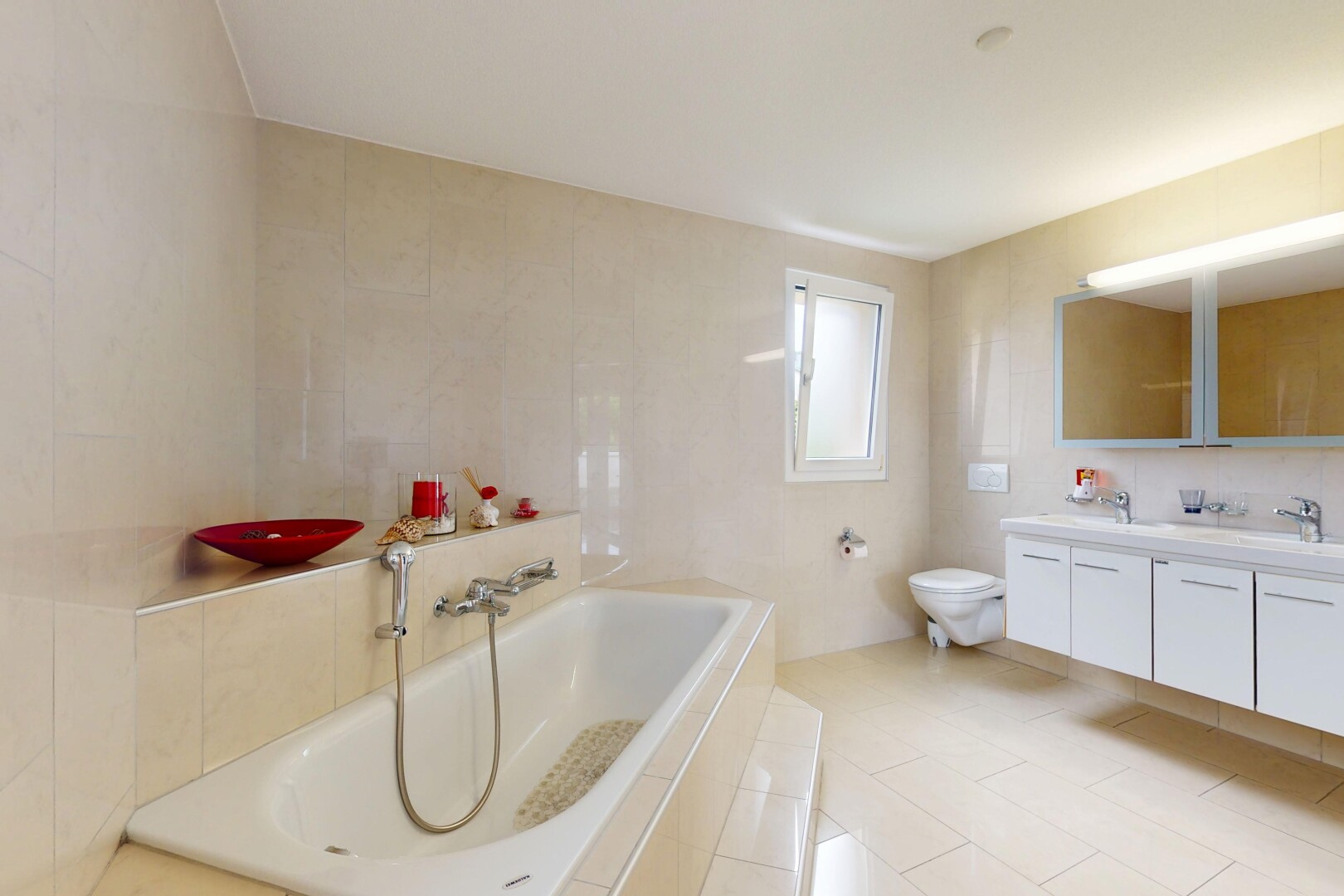 salle de bains avec bain, miroir, salle de bain complète, mur en carrelage, et lumière naturelle