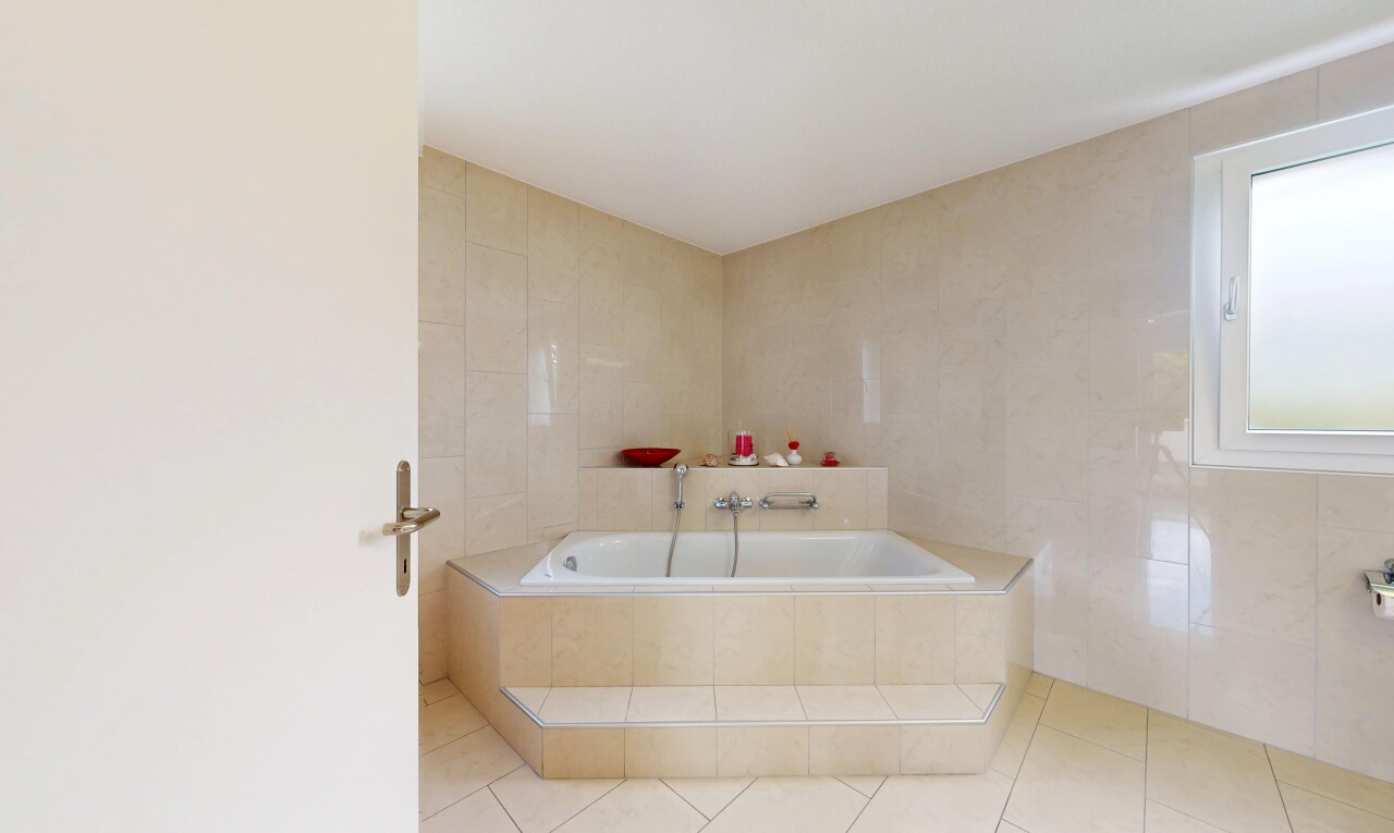 salle de bains avec salle de bain complète, bain, lumière naturelle, et sol en carrelage