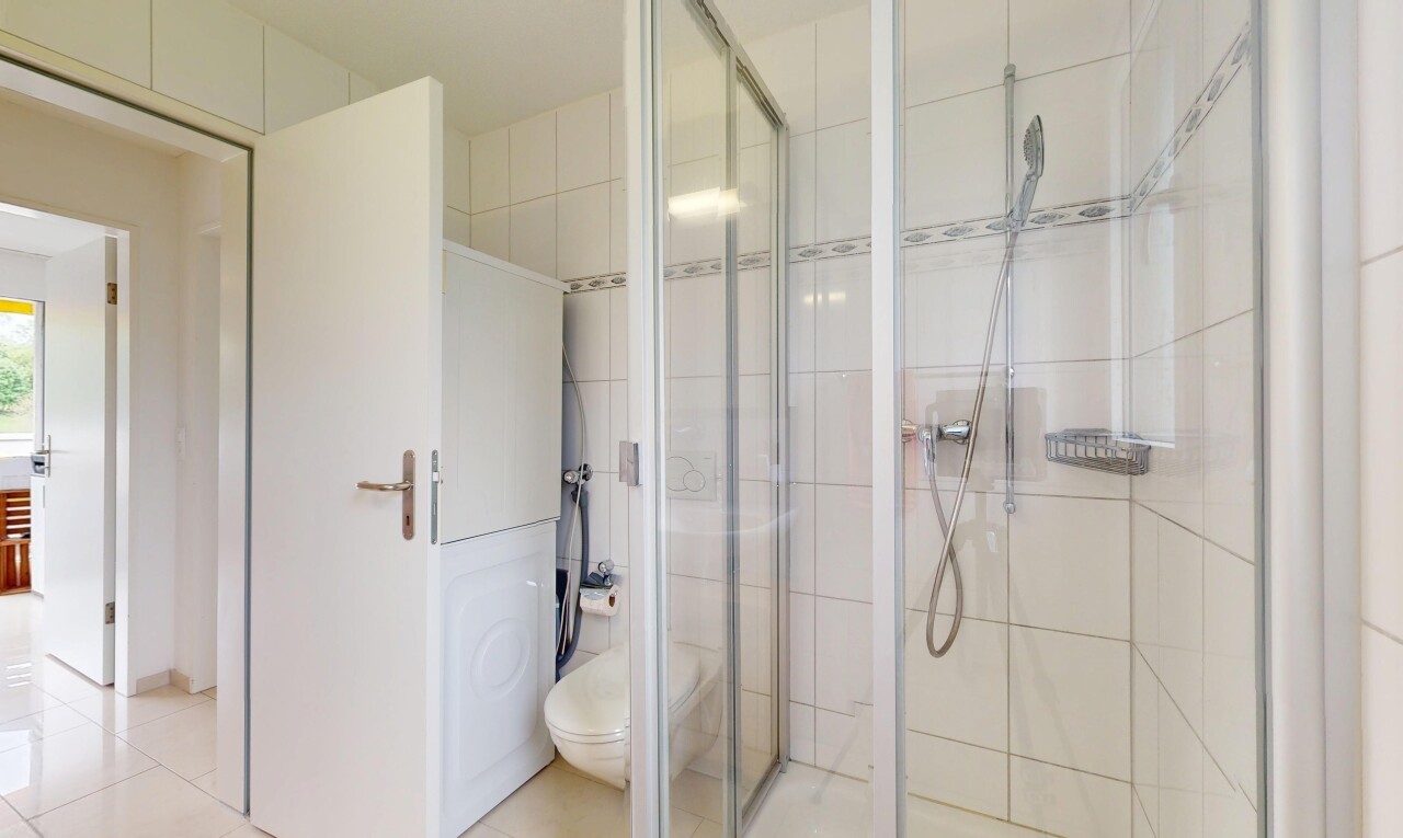 salle de bains avec salle de bain complète, toilette, sol en carrelage, et douche