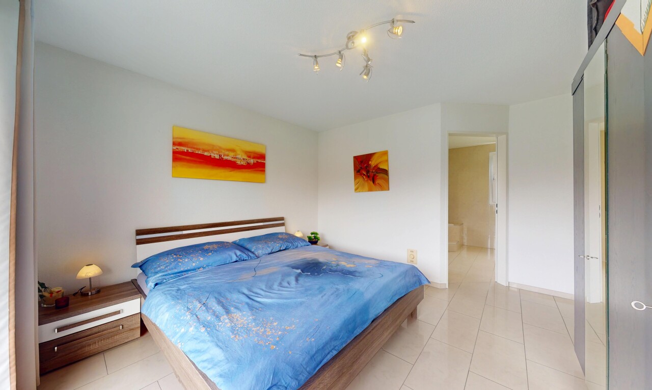 chambre avec cloison sèche et sol en carrelage