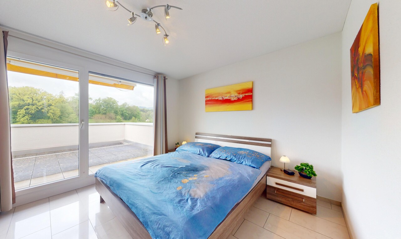chambre avec cloison sèche, sol en carrelage, lumière naturelle, et plinthes murales