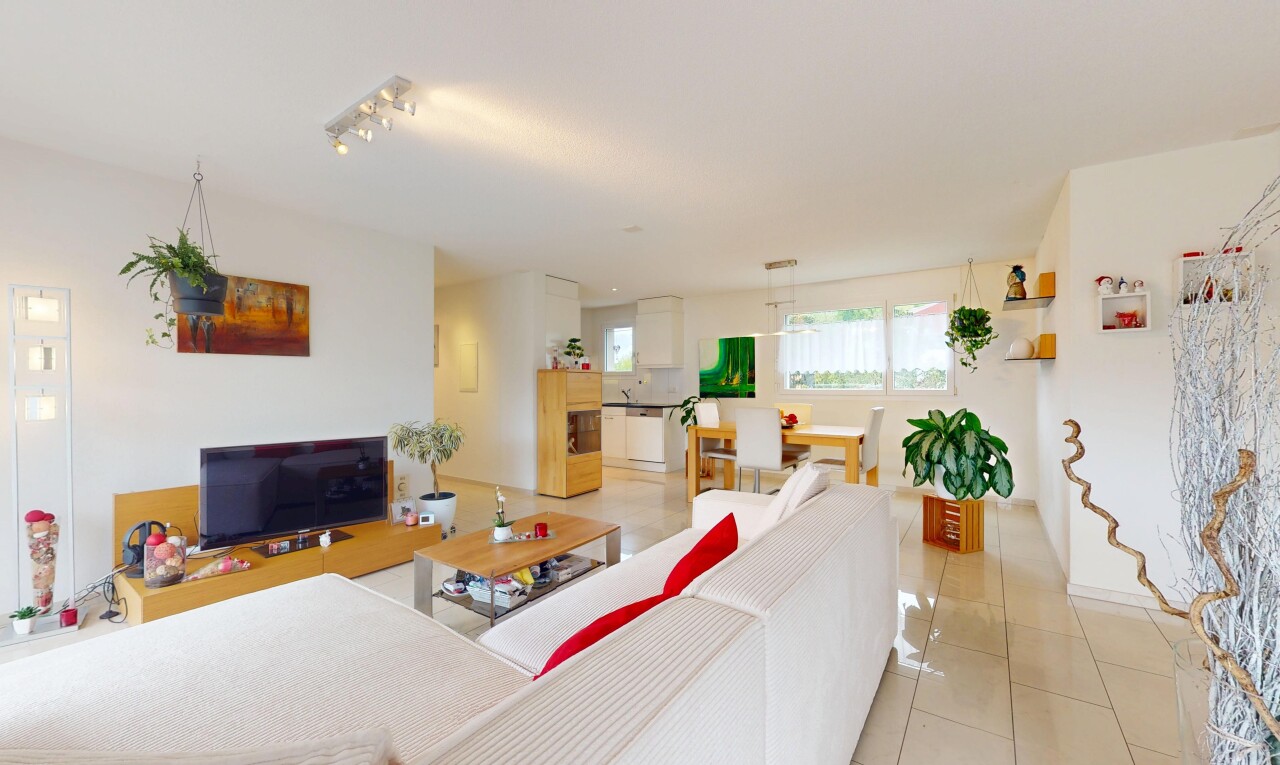 espace intérieur avec lumière naturelle, sol en carrelage, télévision, cloison sèche, et éclairage sur rail