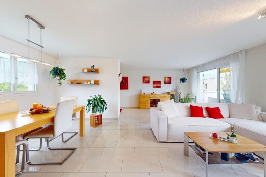 wohn- / esszimmer mit gipskartonwand, fliesenboden, und natürliches licht