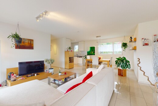 espace intérieur avec lumière naturelle, sol en carrelage, télévision, cloison sèche, et éclairage sur rail