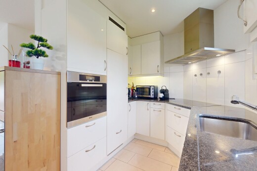 küche mit herd, mikrowelle, waschbecken, dunstabzugshaube, und ofen