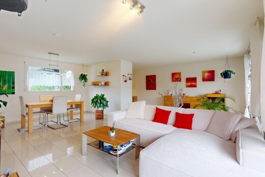 wohn- / esszimmer mit natürliches licht, gipskartonwand, und fliesenboden