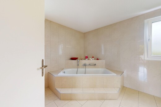 salle de bains avec salle de bain complète, bain, lumière naturelle, et sol en carrelage