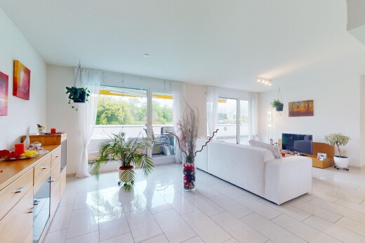 wohnzimmer mit gipskartonwand, natürliches licht, fernseher, und fliesenboden