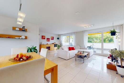 wohn- / esszimmer mit deckenbeleuchtung, gipskartonwand, fliesenboden, und natürliches licht