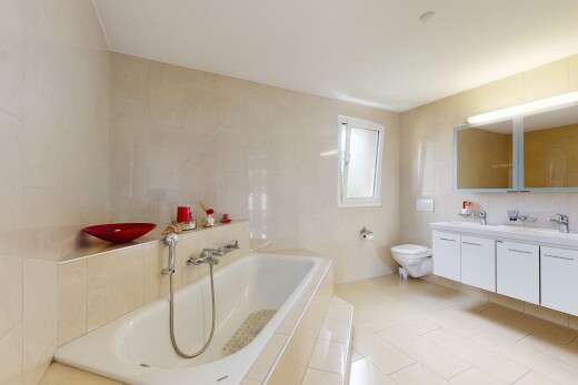 salle de bains avec bain, miroir, salle de bain complète, mur en carrelage, et lumière naturelle