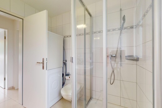 salle de bains avec salle de bain complète, toilette, sol en carrelage, et douche