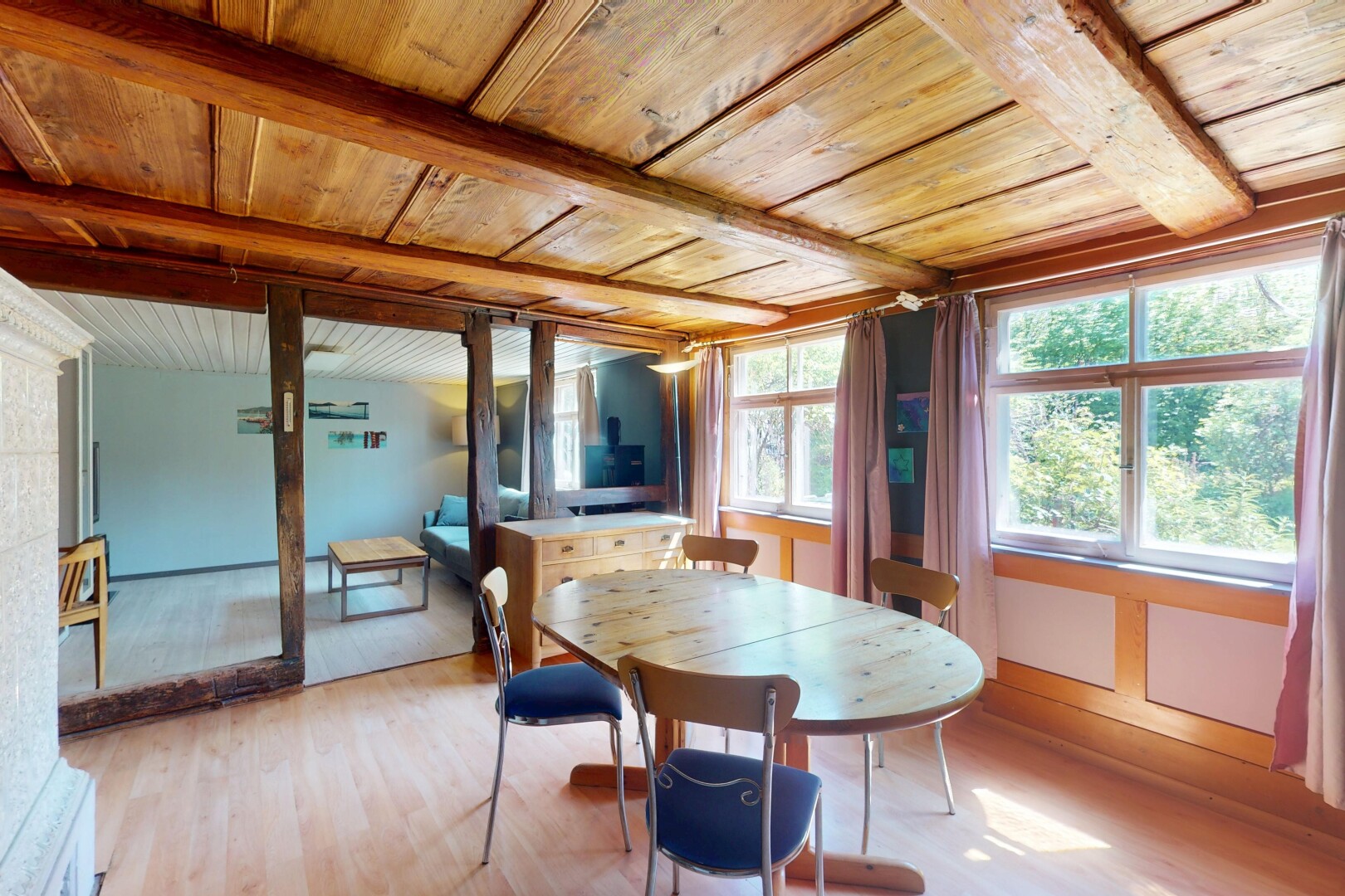 esszimmer mit holzdecke, wood ceiling, inside property, natürliches licht, und natural light
