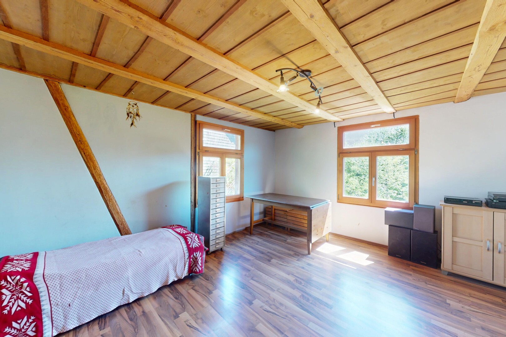 zimmer / schlafzimmer mit natürliches licht, natural light, holzdecke, wood ceiling, und balkendecke