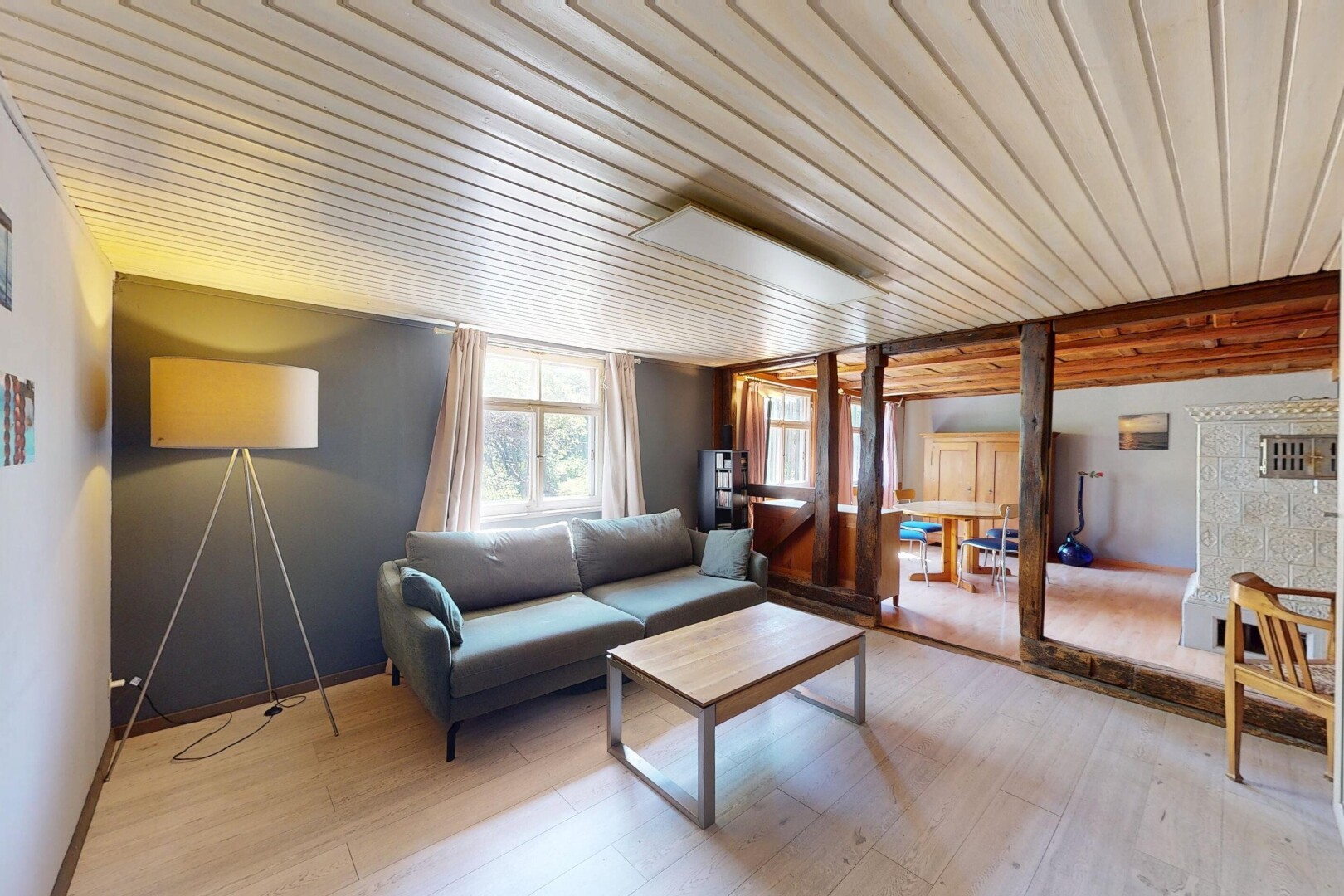 wohnzimmer mit natürliches licht, natural light, holzfußboden, wood finish floor, und inside property