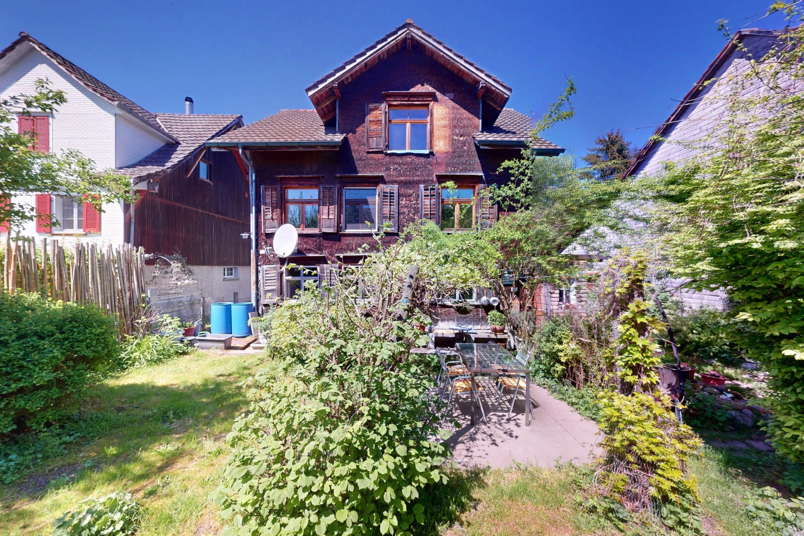 außenansicht mit property visible und zaun