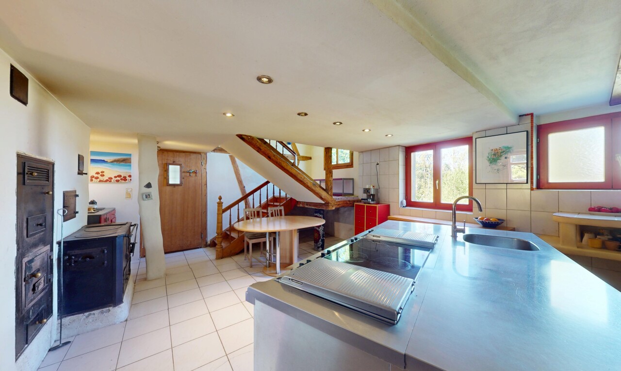 küche mit waschbecken, inside property, fliesenboden, tile floor, und natürliches licht