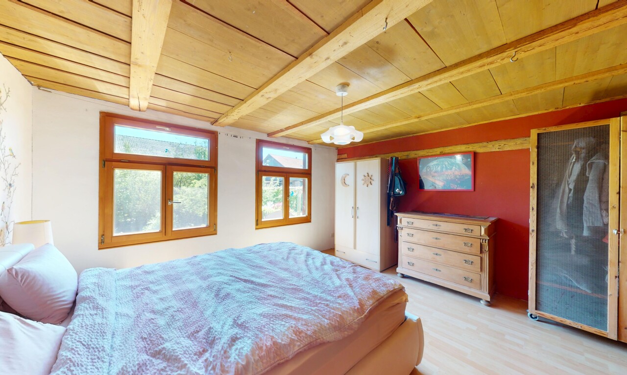 zimmer / schlafzimmer mit holzdecke, wood ceiling, natürliches licht, natural light, und inside property