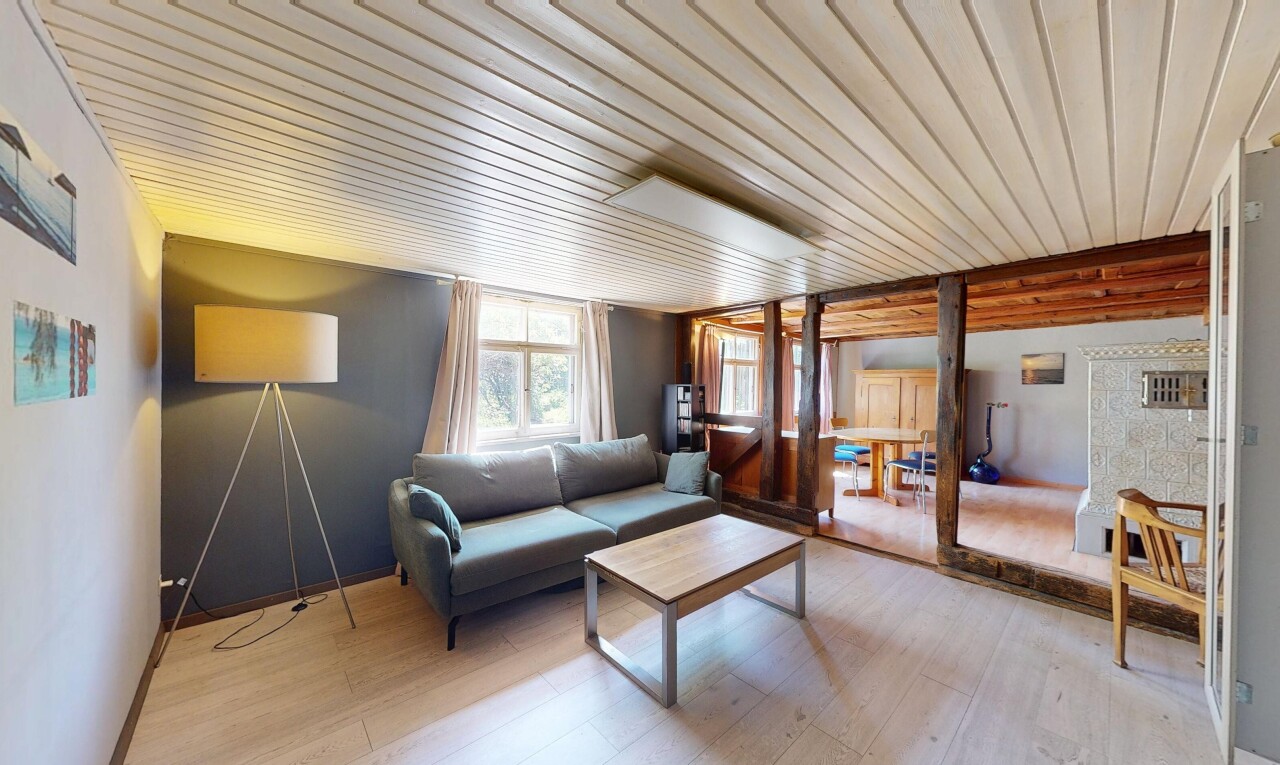 wohnzimmer mit natürliches licht, natural light, holzfußboden, wood finish floor, und inside property