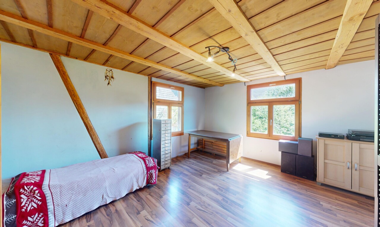 zimmer / schlafzimmer mit natürliches licht, natural light, holzdecke, wood ceiling, und balkendecke