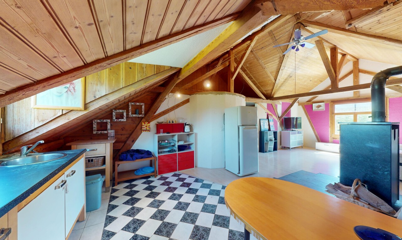küche mit kühlschrank, dachschräge, vaulted ceiling, waschbecken, und inside property