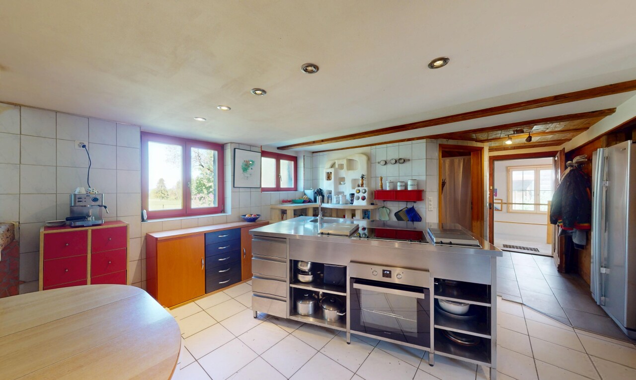 küche mit ofen, inside property, offene regale, natürliches licht, und natural light