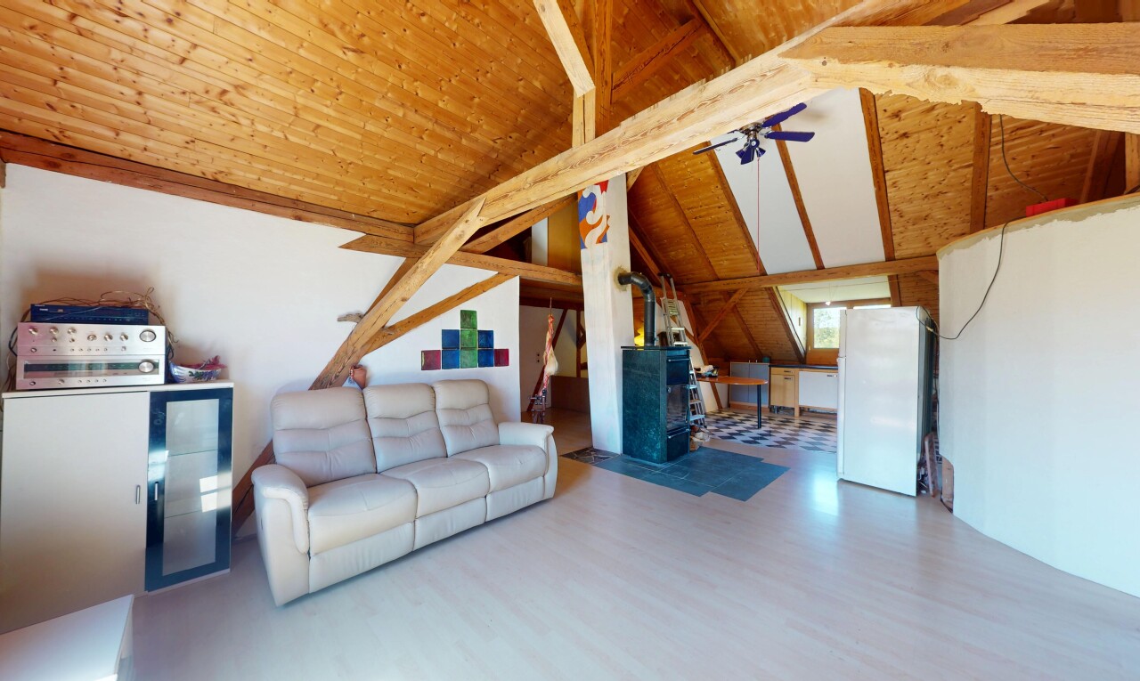 wohnzimmer mit inside property, holzfußboden, wood finish floor, dachschräge, und vaulted ceiling