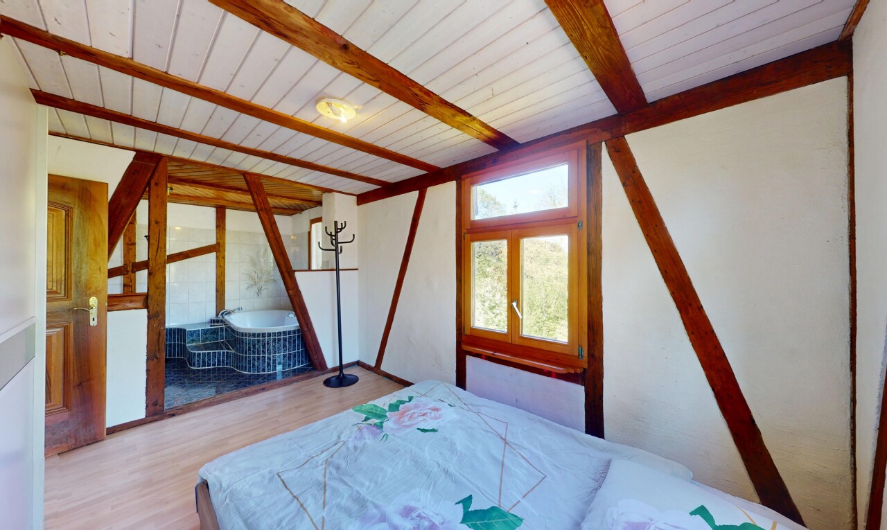 zimmer / schlafzimmer mit inside property, balkendecke, beamed ceiling, holzfußboden, und wood finish floor