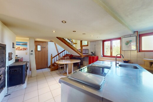 küche mit waschbecken, inside property, fliesenboden, tile floor, und natürliches licht