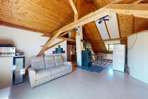 wohnzimmer mit inside property, holzfußboden, wood finish floor, dachschräge, und vaulted ceiling