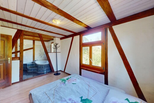 zimmer / schlafzimmer mit inside property, balkendecke, beamed ceiling, holzfußboden, und wood finish floor