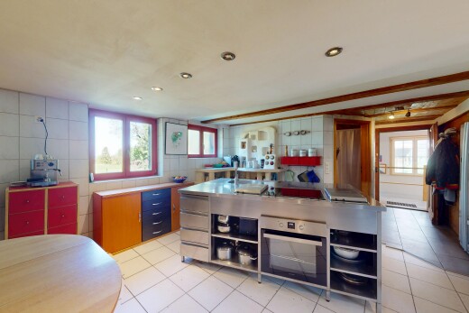 küche mit ofen, inside property, offene regale, natürliches licht, und natural light