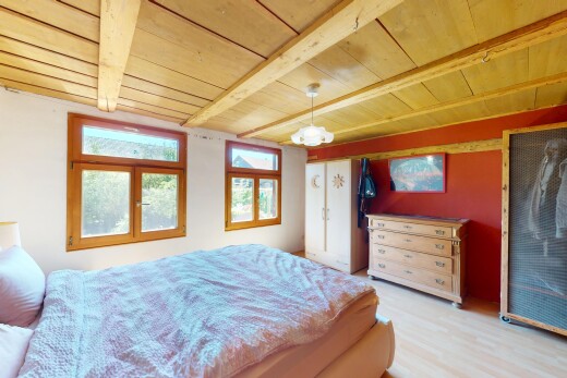 zimmer / schlafzimmer mit holzdecke, wood ceiling, natürliches licht, natural light, und inside property