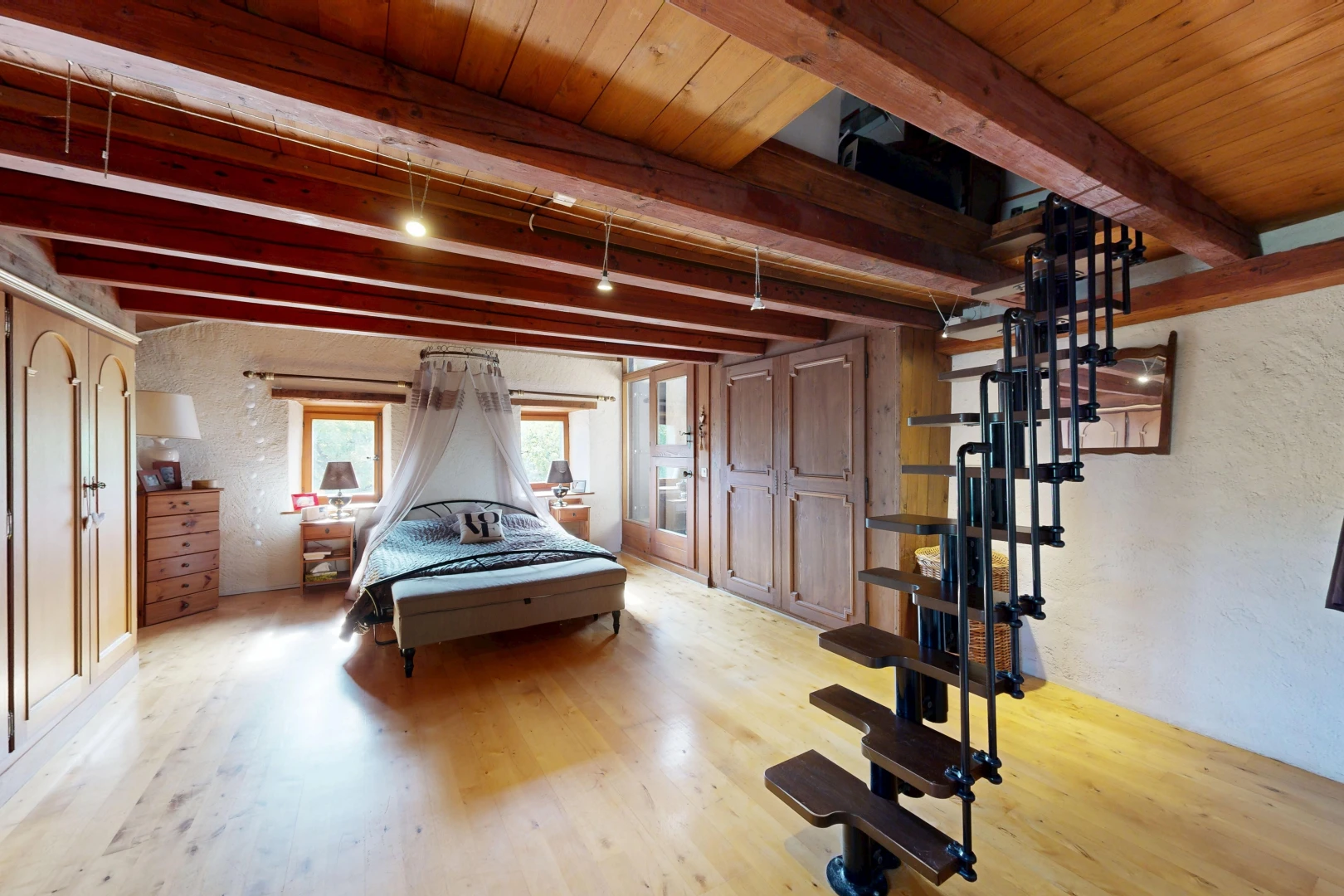 chambre avec beamed ceiling, plafond à poutres, high end ceiling, placard, et inside property