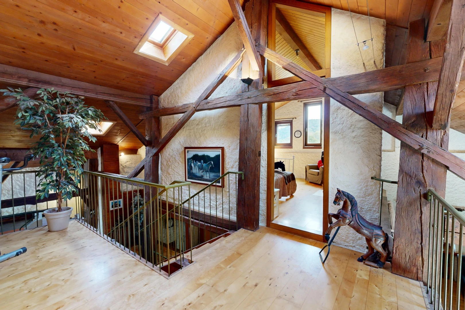 escaliers avec escaliers, high end ceiling, wood ceiling, plafond en bois, et lumière naturelle