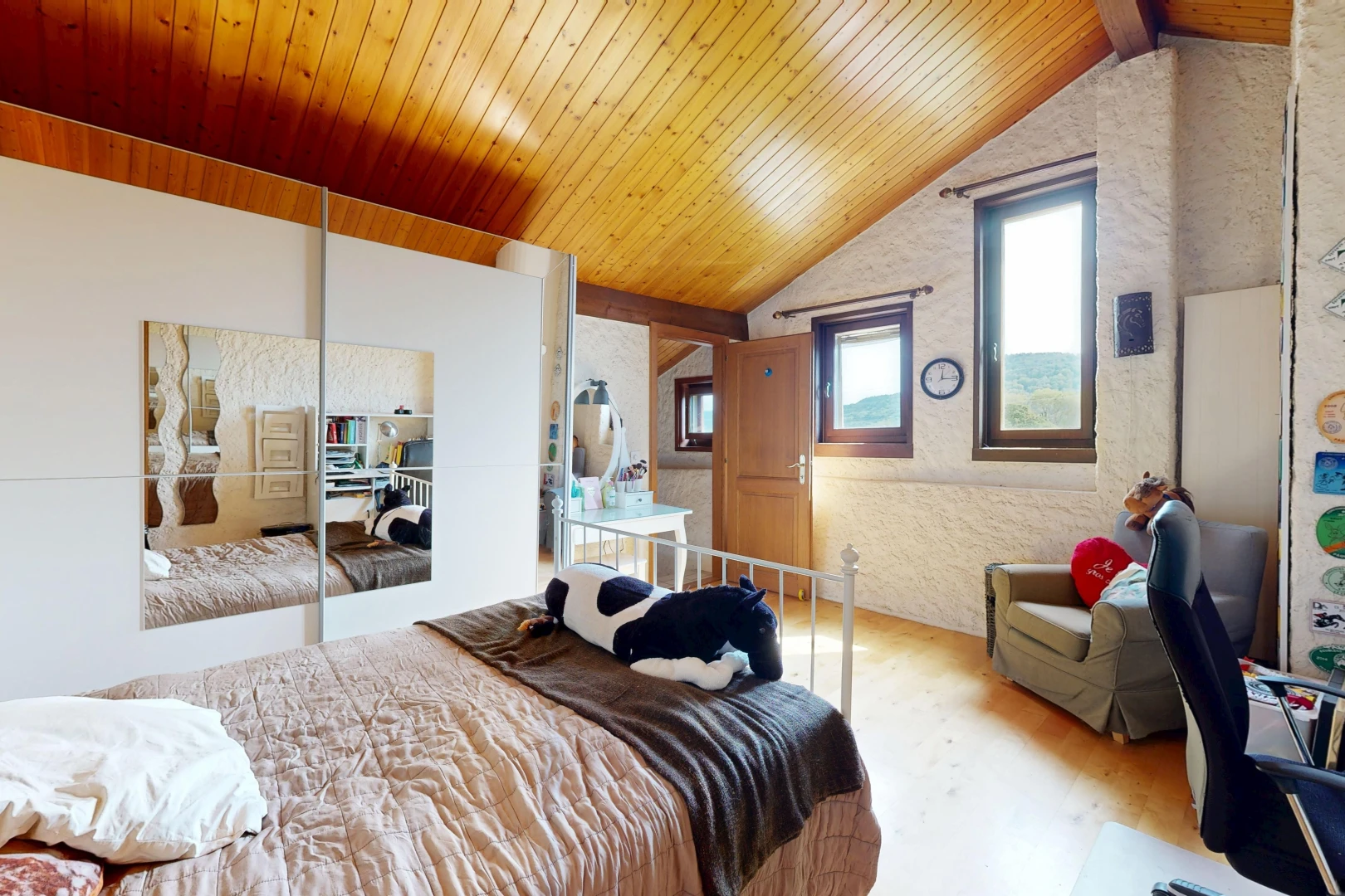 chambre avec plafond voûté, vaulted ceiling, high end ceiling, inside property, et plafond en bois